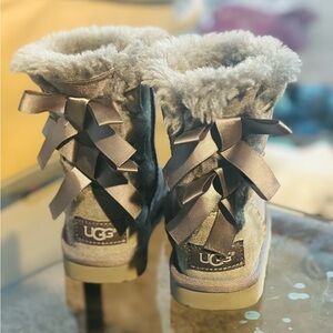 💖 Children’s UGG Bailey Bow Boots – Grey, Adorable and Cozy! 💖 Size 8C